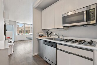 500 W 43rd St in New York, NY - Building Photo - Building Photo