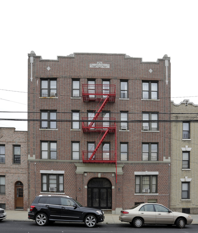 2311 33rd St in Astoria, NY - Foto de edificio - Building Photo