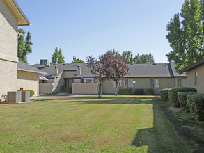 Maple Leaf Apartments in Fresno, CA - Building Photo - Building Photo