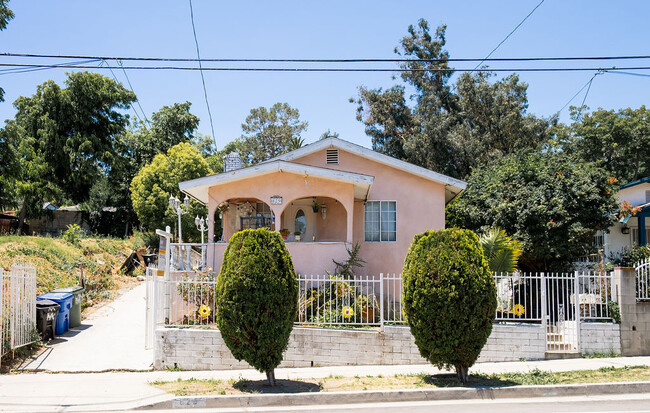 829 El Paso Dr in Los Angeles, CA - Building Photo - Building Photo