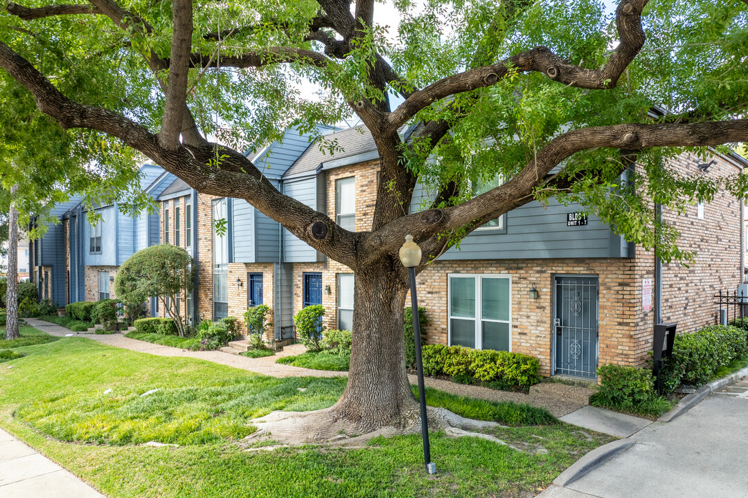 Skyline Village Condominiums in Houston, TX - Building Photo