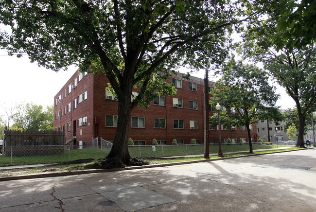 741 Longfellow St NW in Washington, DC - Foto de edificio - Building Photo