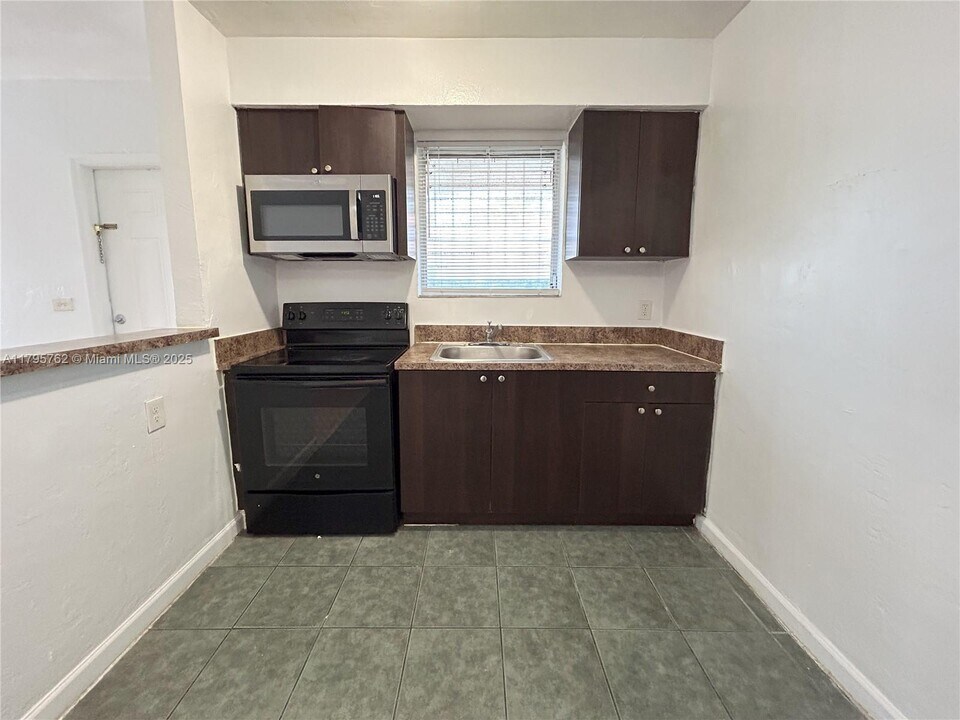 661 NE 86th St in Miami, FL - Building Photo