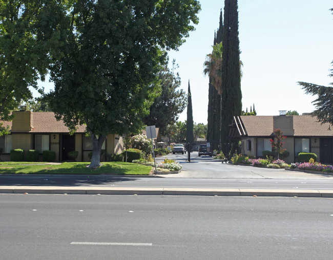 Yardley Gardens in Merced, CA - Building Photo - Building Photo