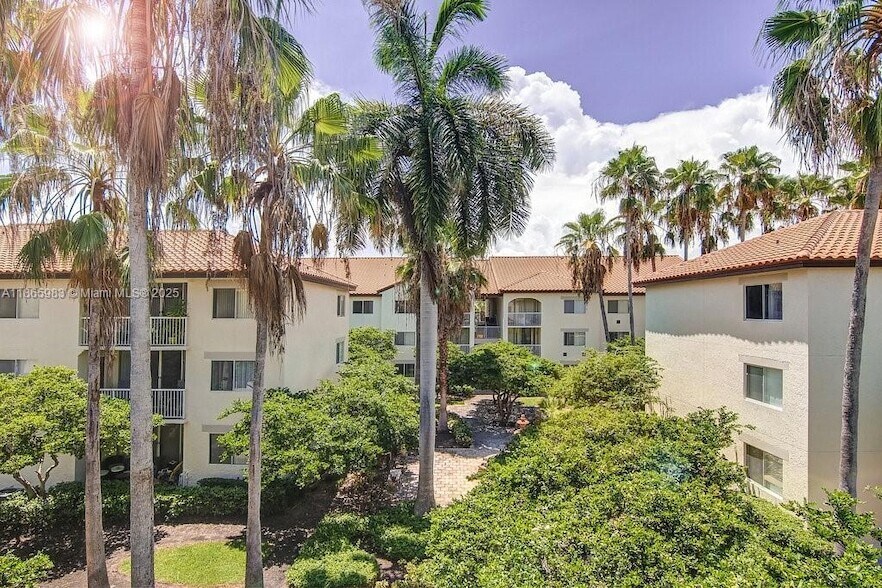 3605 NE 207th St, Unit 4305 in Miami, FL - Building Photo