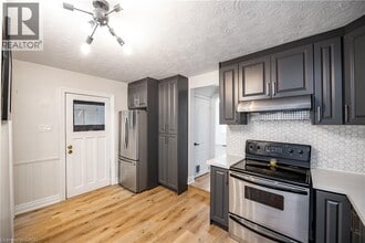 30 Elm St in St Catharines, ON - Building Photo - Building Photo