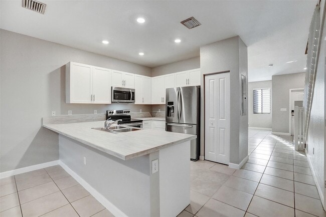 389 NE 208th Ter in North Miami Beach, FL - Building Photo - Building Photo