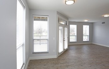 Echelon in Cincinnati, OH - Building Photo - Interior Photo