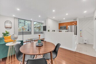 1275 Alberni St in Vancouver, BC - Building Photo - Building Photo