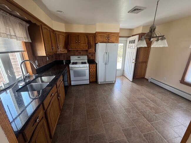 102 E Liberty St, Unit 2nd Floor in Danbury, CT - Foto de edificio - Building Photo