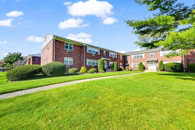 237 N Middletown Rd in Pearl River, NY - Building Photo - Building Photo