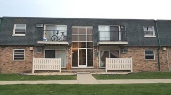 9958 S 84th Terrace, Unit 207 in Palos Hills, IL - Building Photo