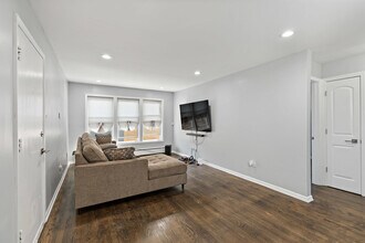 9211 S Cottage Grove Ave in Chicago, IL - Building Photo - Building Photo