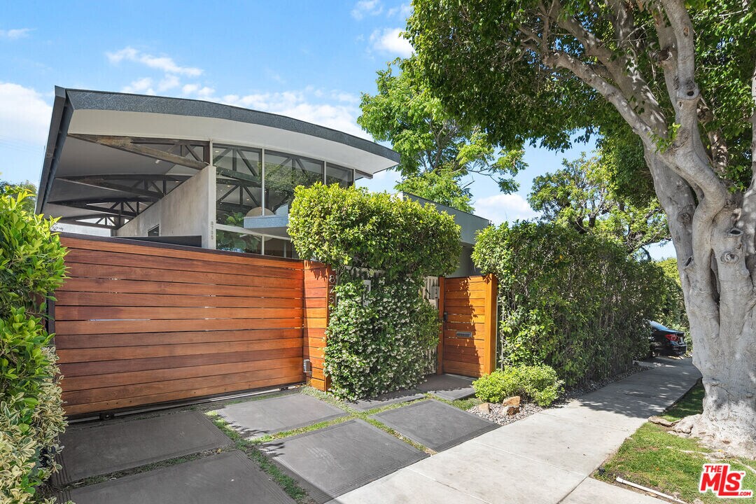 8735 Dorrington Ave in West Hollywood, CA - Building Photo
