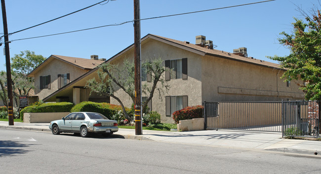 24851 Walnut St in Newhall, CA - Building Photo - Building Photo