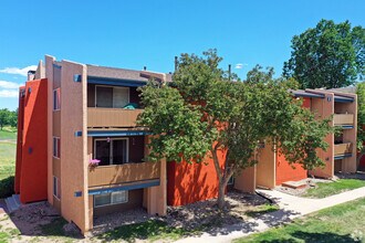 Greentree Village in Colorado Springs, CO - Foto de edificio - Building Photo