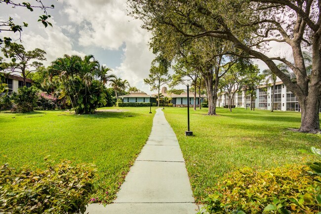 Coronado Springs East in Palm Springs, FL - Foto de edificio - Building Photo