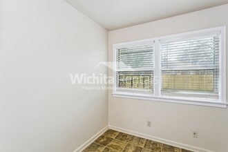 2103-2103 S Old Manor Rd in Wichita, KS - Building Photo - Building Photo