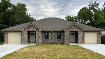 6610 Howe St, Unit A in Groves, TX - Building Photo