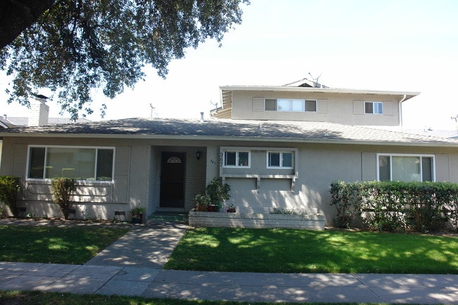 347-367 Auburn Way in San Jose, CA - Foto de edificio - Building Photo