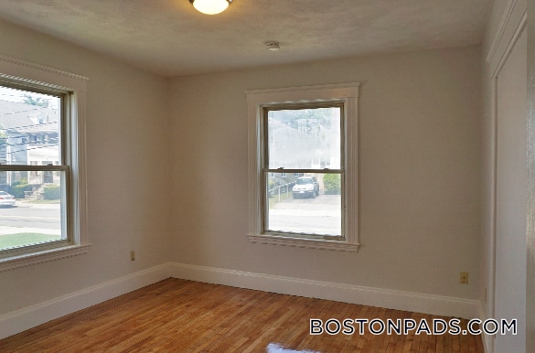 381 Crescent St, Unit 1 in Waltham, MA - Building Photo - Building Photo