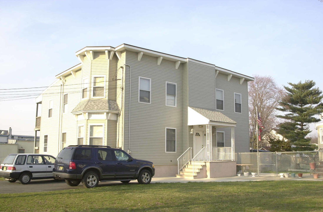 51 Washington Rd in Sayreville, NJ - Building Photo