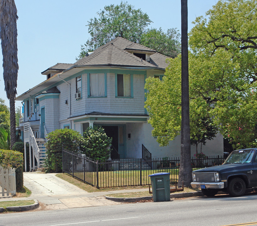 570 E Washington Blvd in Pasadena, CA - Foto de edificio