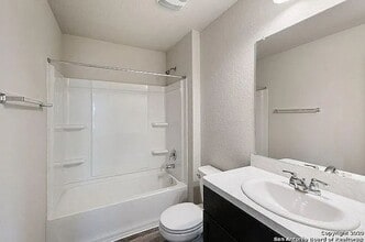 9220 Griffith Run in Converse, TX - Foto de edificio - Building Photo