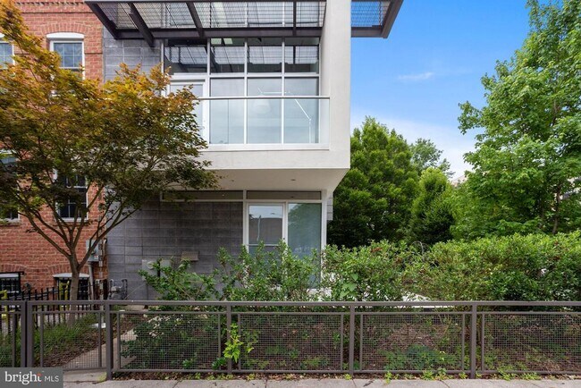 1024 W St NW in Washington, DC - Building Photo - Building Photo