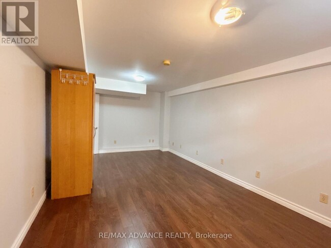 1 Pynford Crescent in Toronto, ON - Building Photo - Building Photo