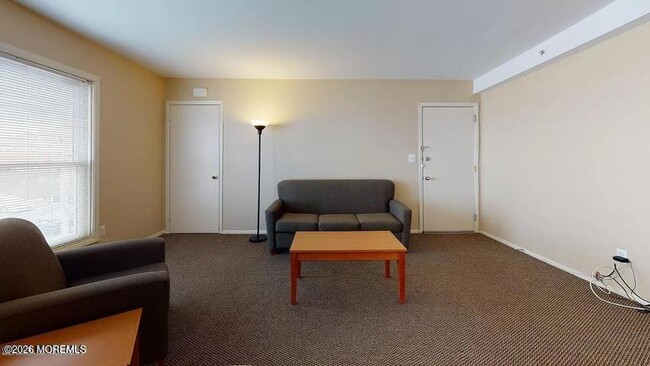 590 Ocean Ave N in Long Branch, NJ - Foto de edificio - Building Photo