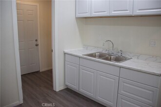 372 E 55th St in Los Angeles, CA - Building Photo - Building Photo