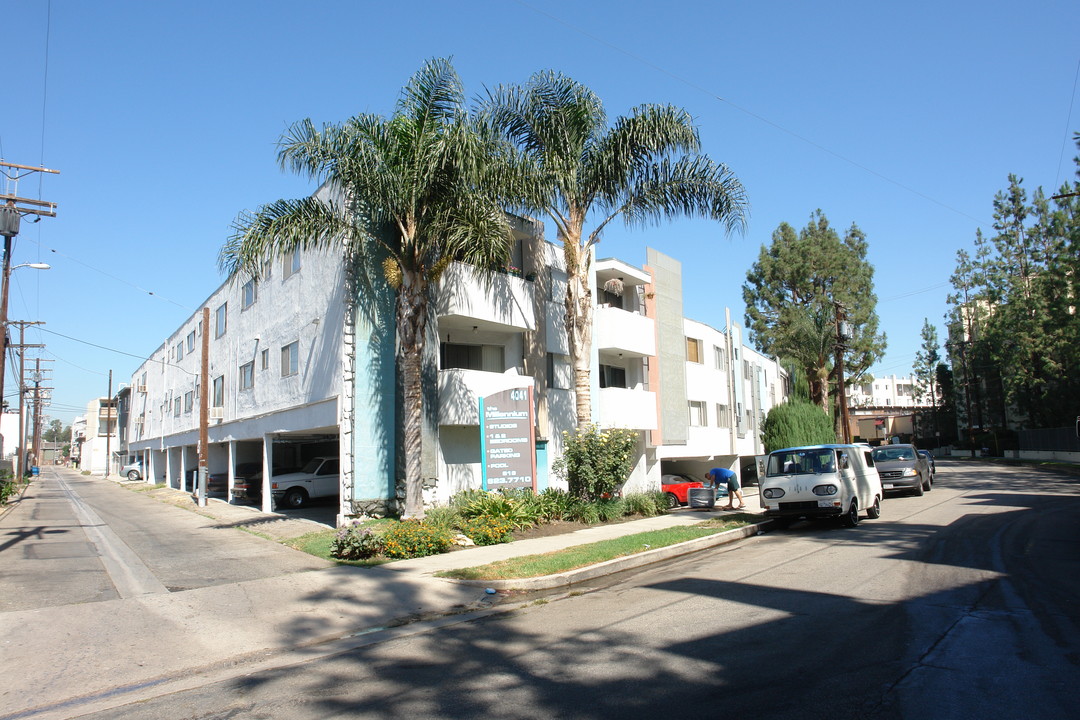 Millennium Apartments in North Hollywood, CA - Foto de edificio