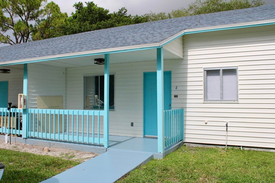 5214 Stacy St in West Palm Beach, FL - Building Photo