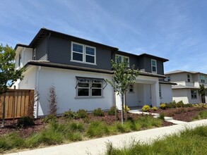 2535 Lake Club Dr in Fairfield, CA - Building Photo - Building Photo