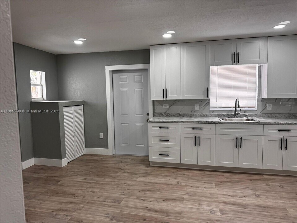 141 W 6th St in Hialeah, FL - Building Photo