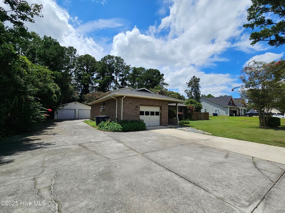 1113 Pine Valley Rd in Jacksonville, NC - Building Photo