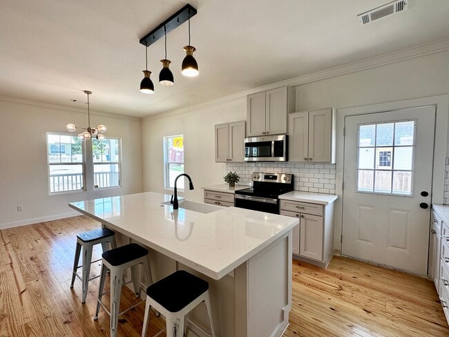 407 N Holland St in Bellville, TX - Building Photo - Building Photo