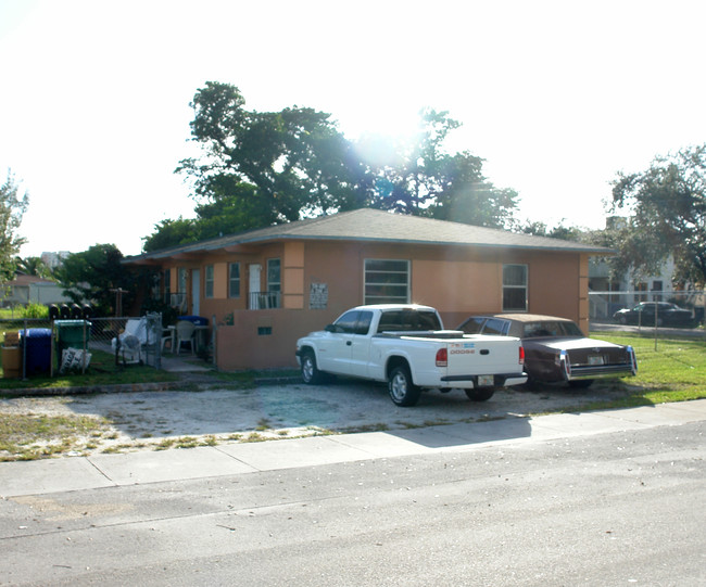 8001 NW 11th Ct in Miami, FL - Building Photo - Building Photo