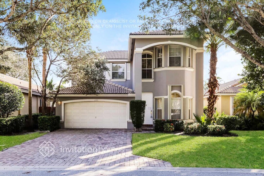 1235 E Magnolia Cir in Delray Beach, FL - Foto de edificio