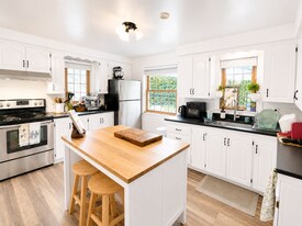 25 Dennison St, Unit 1 in Newport, RI - Building Photo