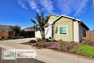 3010 Silverstone Dr in Redding, CA - Building Photo - Building Photo