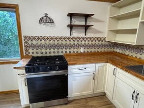 1734 Topanga Skyline Dr, Unit B in Topanga, CA - Foto de edificio - Building Photo