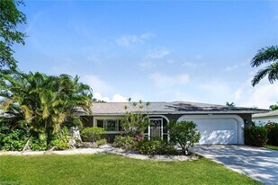 283 Forest Hills Blvd in Naples, FL - Building Photo