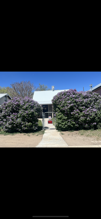 221 Railroad Ave in Las Vegas, NM - Building Photo