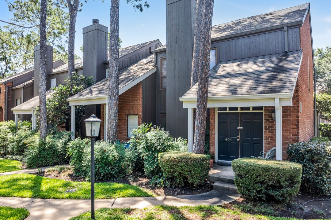 Woodway Pines Townhomes Condo in Houston, TX - Foto de edificio