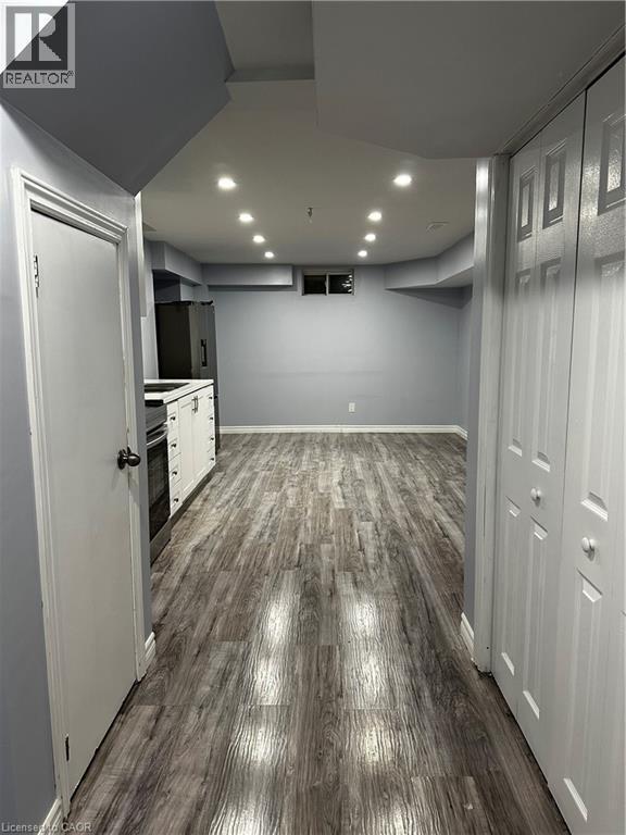 560 Stonehenge Dr in Hamilton, ON - Building Photo - Building Photo