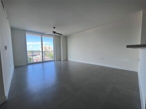 729 NW 2nd St, Unit 429 in Miami, FL - Foto de edificio - Building Photo