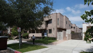 1121 Thompson Ave in Glendale, CA - Foto de edificio - Building Photo
