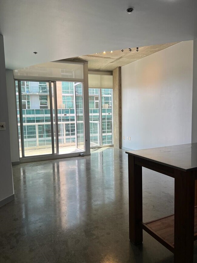 600 12th Ave S, Unit 816 in Nashville, TN - Foto de edificio - Building Photo